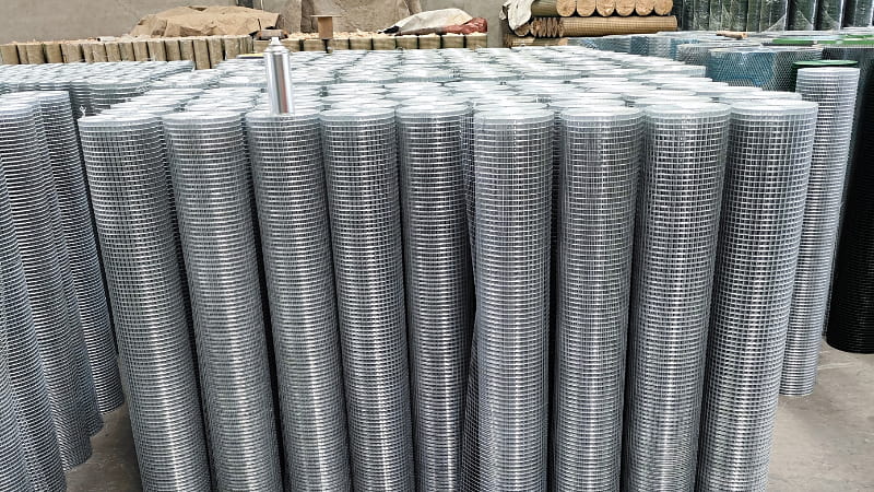 25×25mm Hot Dipped Galvanized Welded Wire Mesh Roll – construction fencing and perimeter barriers